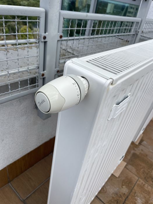 3 Grzejnki panelowe z glowicami termostatycznymj Danfoss