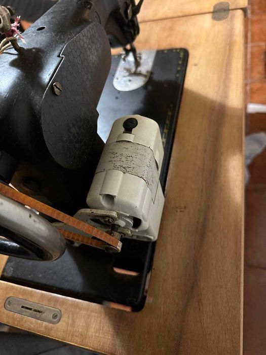 Máquina Costura PFAFF 130 Elétrica c/móvel