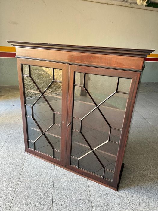 Medidas/Secretaria alt1.09 por 50cm /E a estante alt 1.15 por 1m larg Dois modulos vitrine, Secretaria com sertificado,muita arrumacao para seu quarto