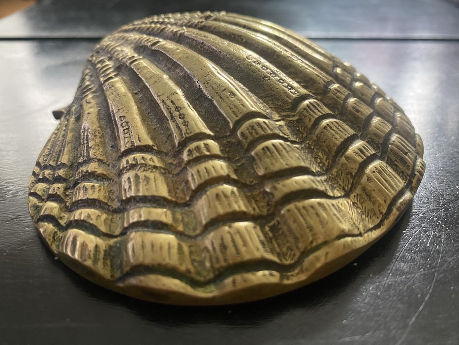 Concha decorativa em metal dourado