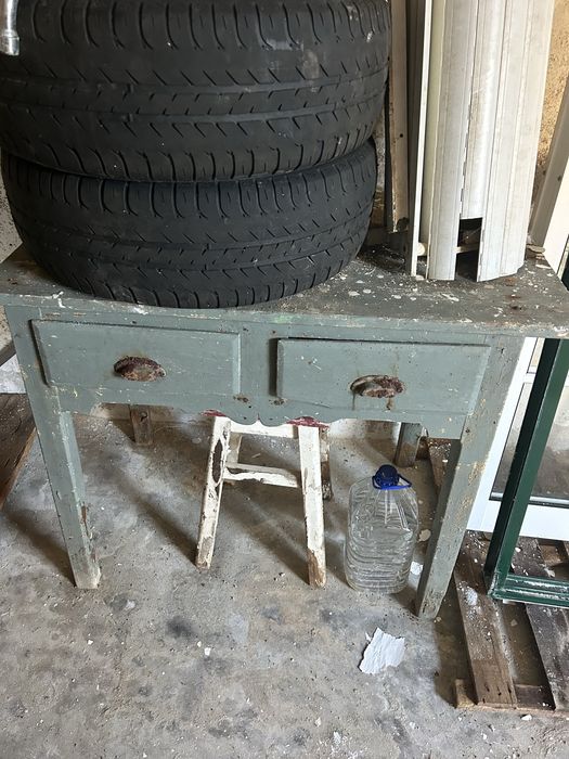 Mesa com gavetas antiga