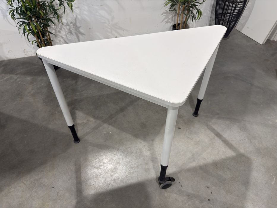 Fajne małe regulowane biurko stolik kółka super stan dowóz wysyłka