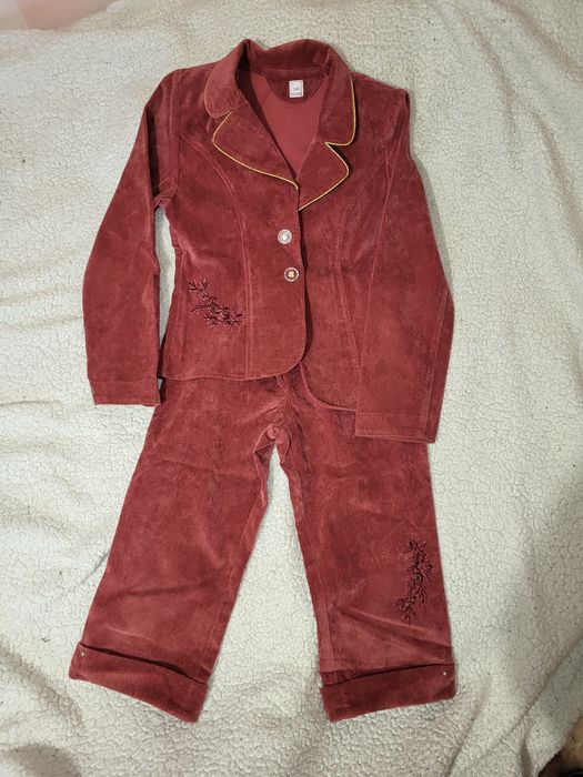 Гарні костюми на дівчинку на 8-11 років