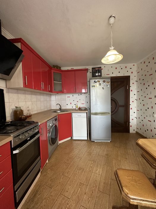 Продається 3-кімнатна квартира по вул. М. Небаби, центр міста