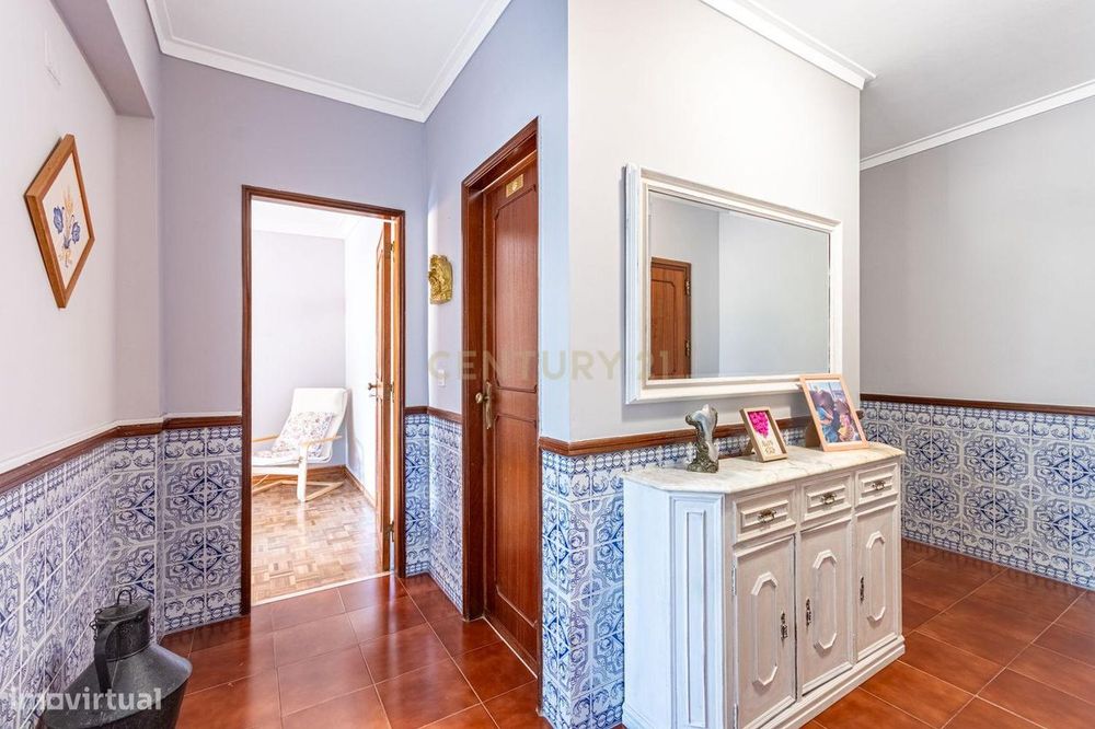 Apartamento T2 com elevador e varandas, em Algueirão-Mem Martins, Sint