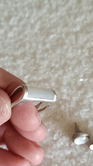 Conjunto anel, brincos e pendente em prata com contraste e madrepérola.