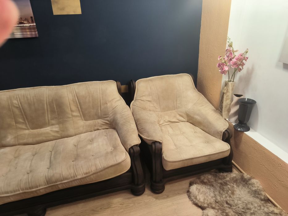 Диван і два крісла.