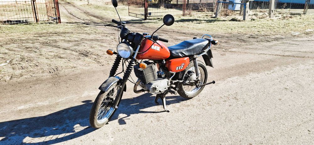 MZ ETZ 251  grała w filmie " Zenek"