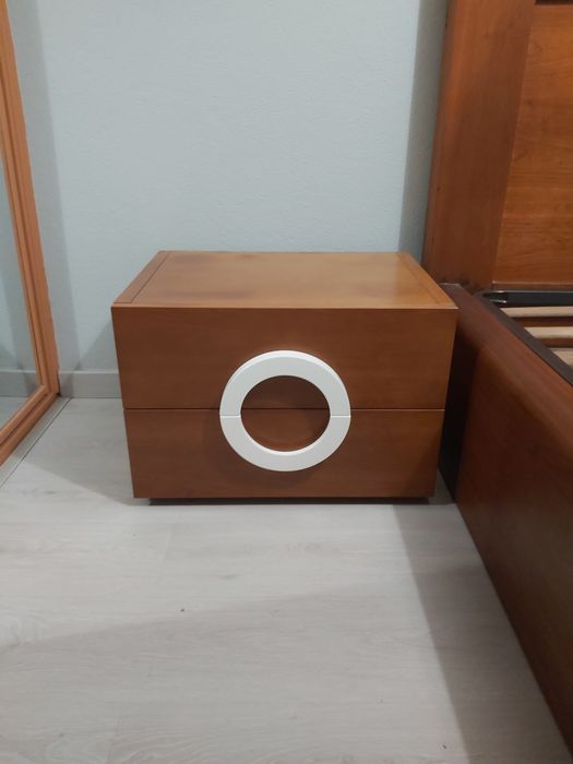 Conjunto de quarto (cama, mesa cabeceira e cómoda)