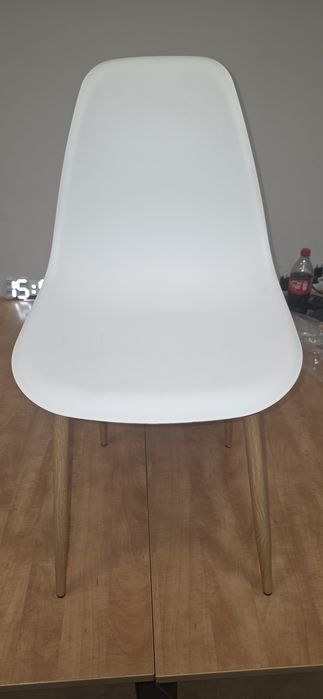 Krzesla skandynawskie białe