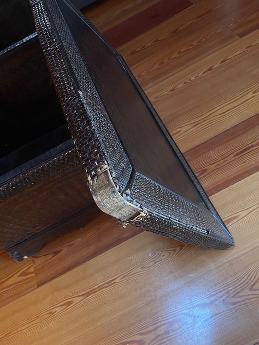 Mesa com espaço para arrumação