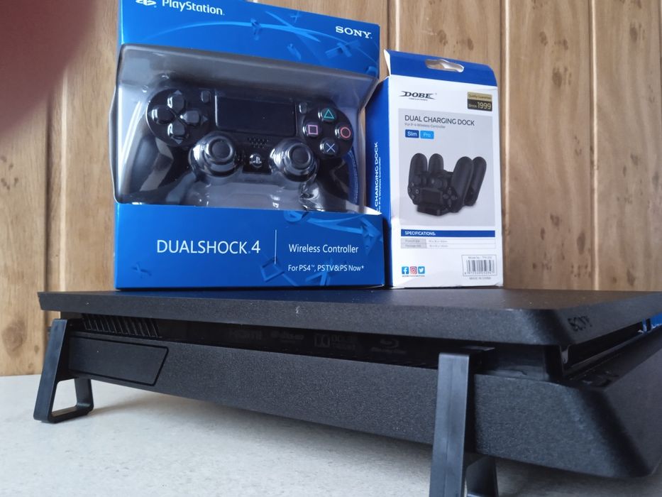 PS4 Slim+ pad + stacja dokująca + kable – sprawna, zadban