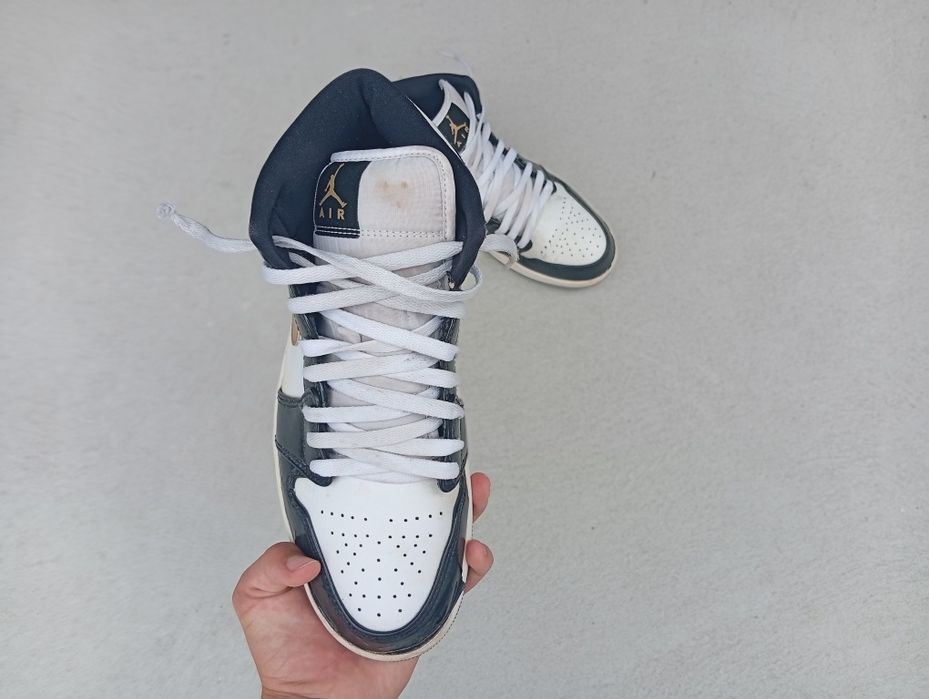 Vendo sapatilhas Nike Air Jordan 1 Mid SE Black/White/Gold. Tamanho 42.5