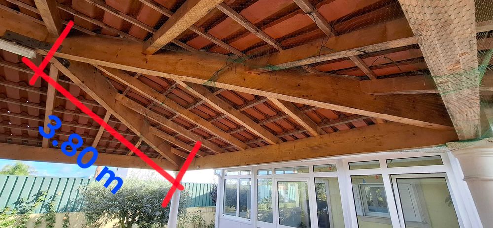 Telhado completeto em madeira com telhas