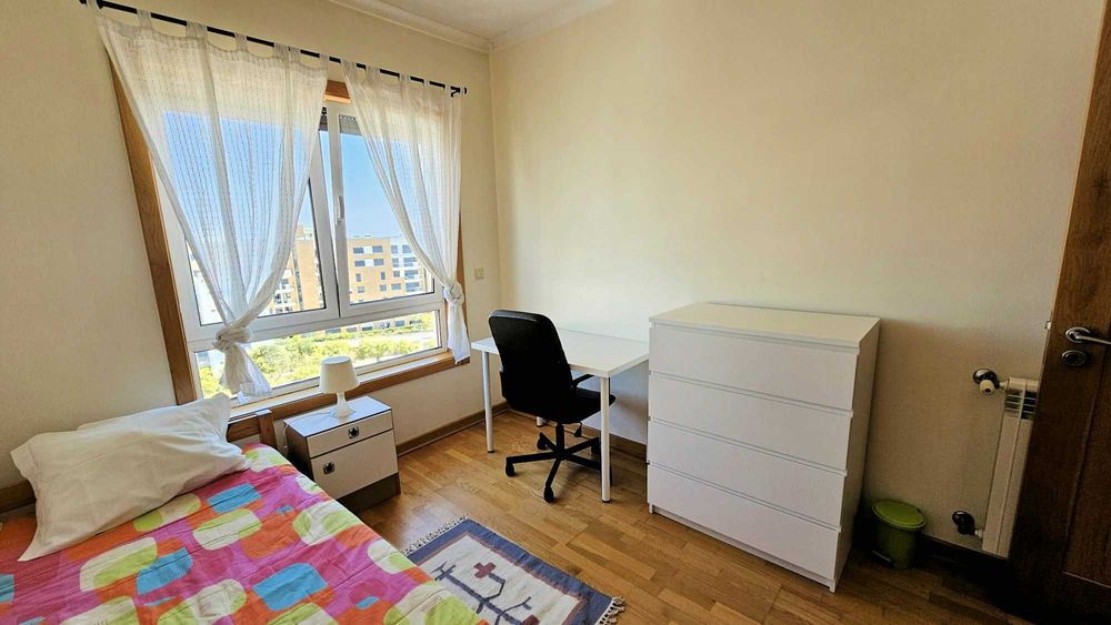 Aluga-se quarto mobilado no Parque das Nações