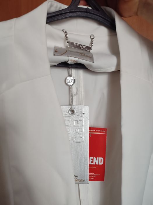 Жіноча біла накідка