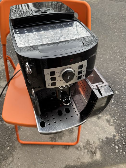 Кавомишина Delonghi Magnifica