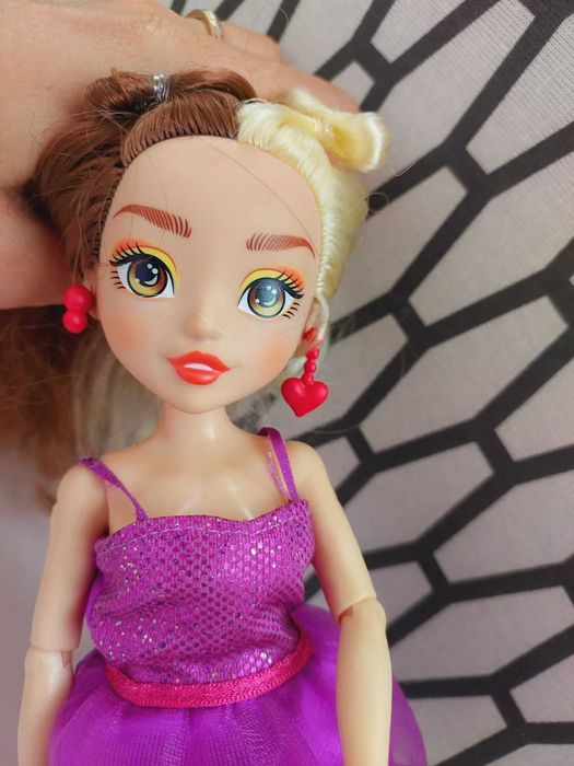 Far Out Toys лялечка Ерін 2021 рік.