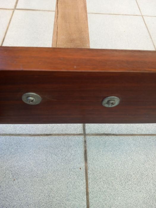 Cama antiga de madeira maciça