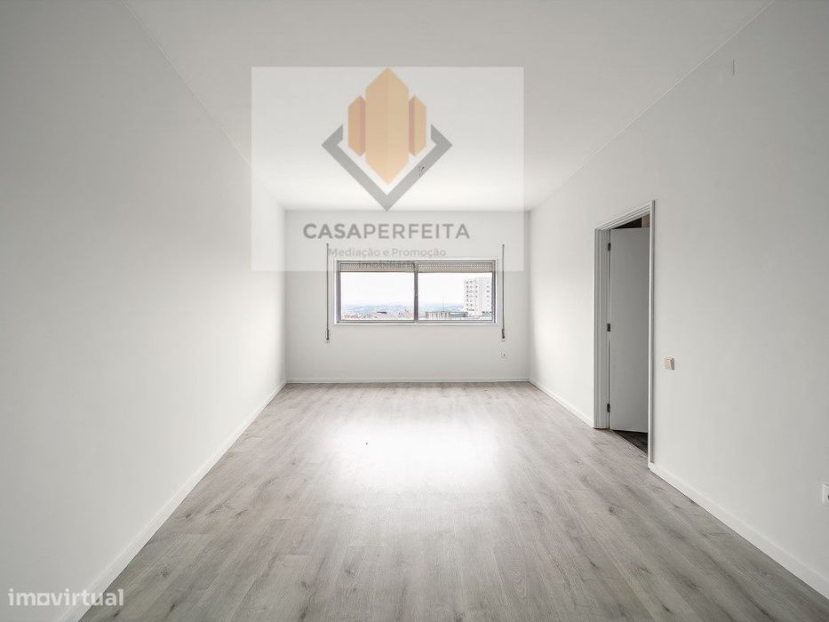 Apartamento T3 de 2 Frentes com Varanda - Antas - Junto à Praça Vel... — Bonfim, Porto