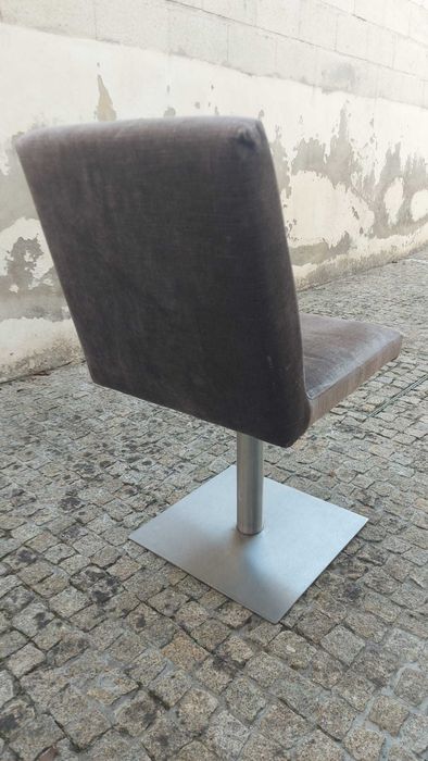 Cadeira de sala com pé em inox escovado rotativo