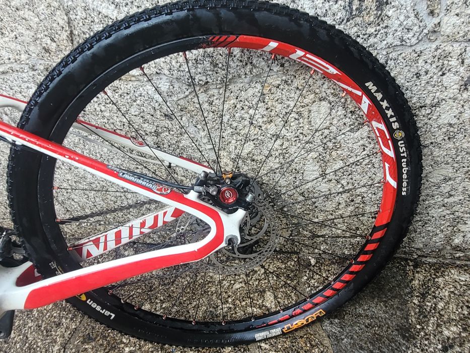 Specialized S-Works Stumpjumper HT – Carbono – precisa revisão