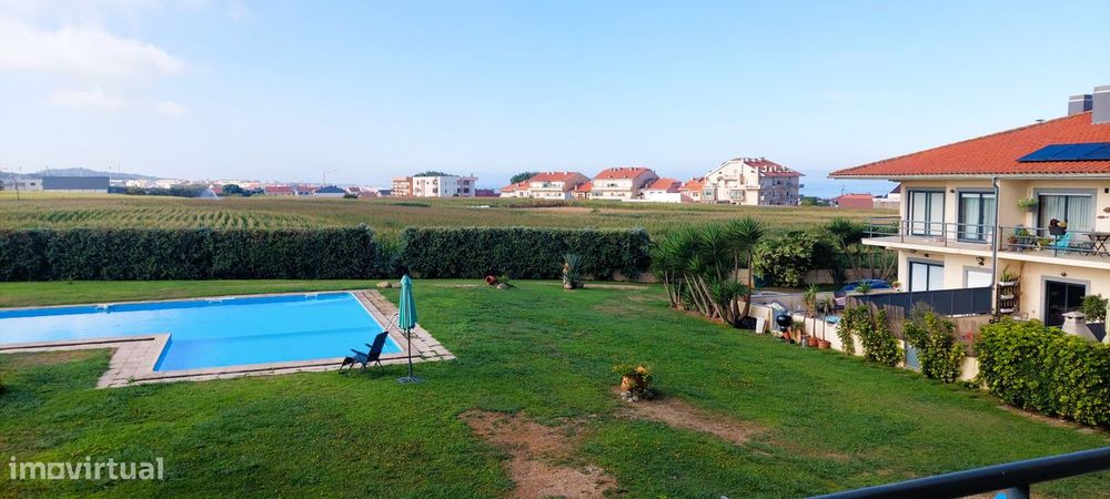 Moradia T4 Inserida em Condomínio Fechado com Jardim e Piscina