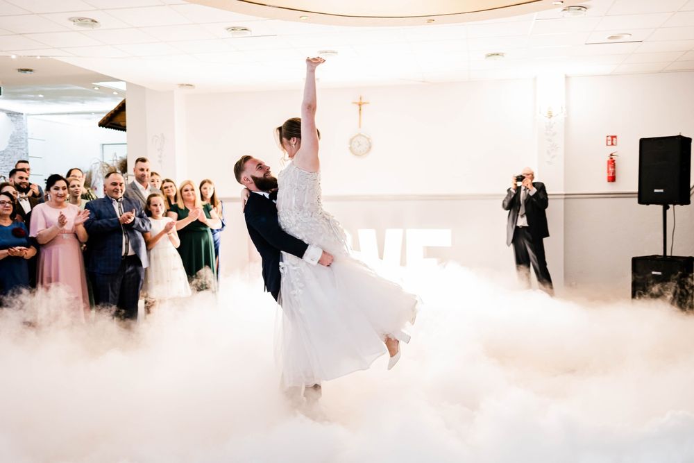 Ciężki dym/ fontanna/wiatraki iskier/ balony/miny dymne/biały miś