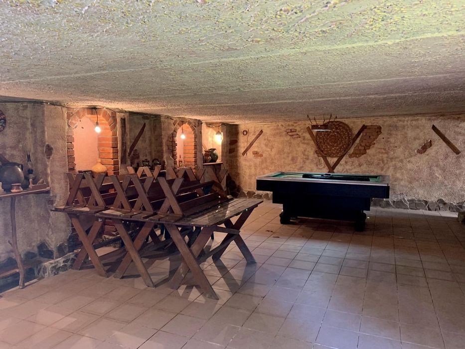 Будівля бувшого магазину з складськими приміщеннями