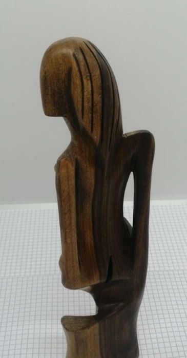 Сувенір різьблена фігура жінки