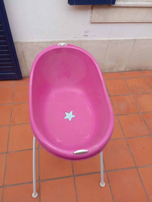 Banheira móvel para bebés.