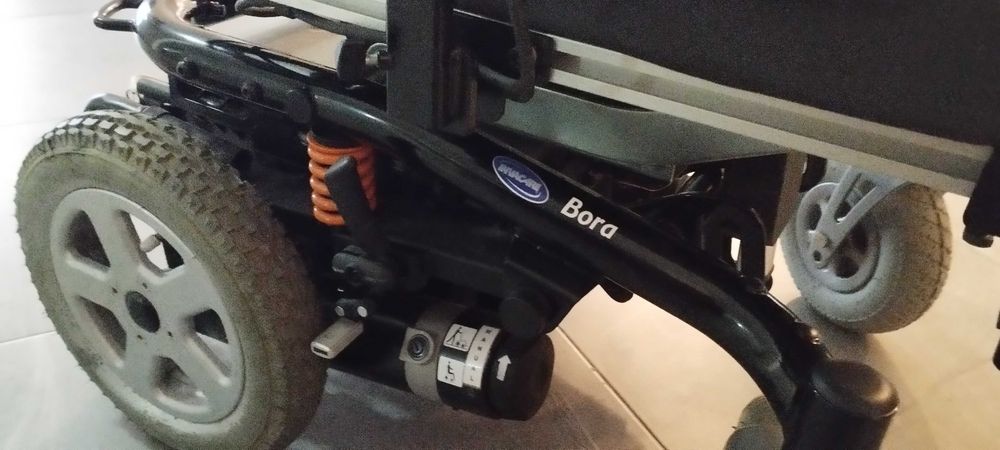 Cadeira de Rodas Elétrica Invacare Bora