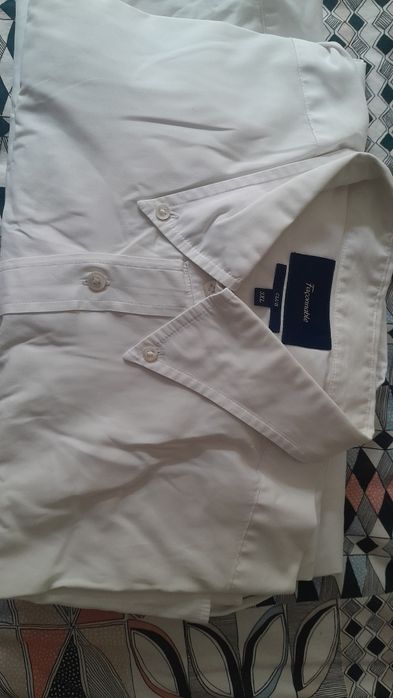 Dou 5 camisas brancas