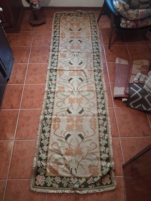 5 tapetes e carpetes de arraiolos. Peças antigas e artesanais. Em bom estado.