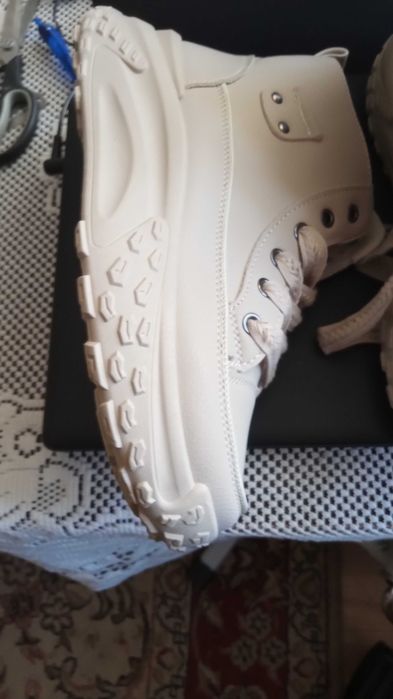 Sprzedam nowe Damskie Sneakersy rozmiar 42/UE 41 wkł.26 cm.
