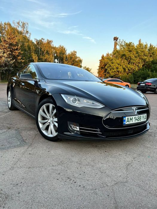 Tesla S 90D повний привід