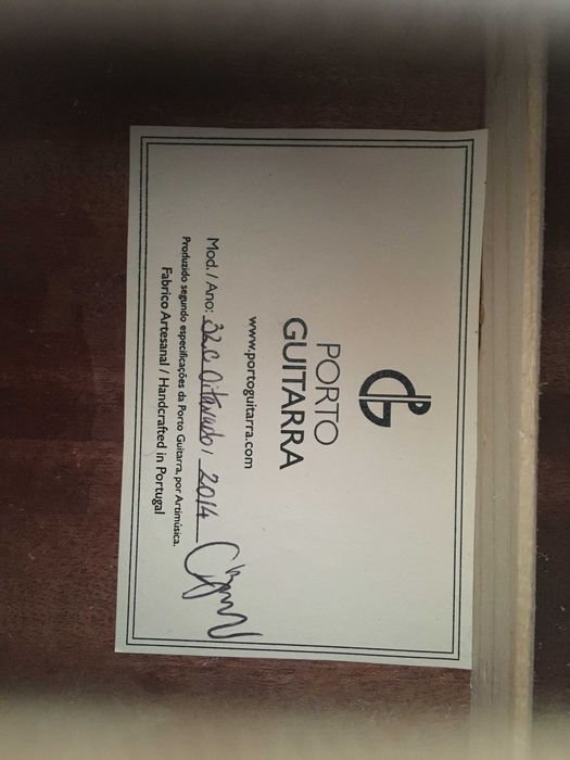 Baixo acústico de Porto Guitarra com ligação para amplificador