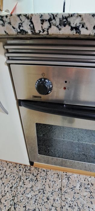 Forno embutido em inox – Zanussi