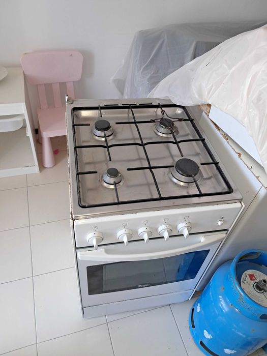 Fogão gás  c2 bilhas de gás +redutor 120€