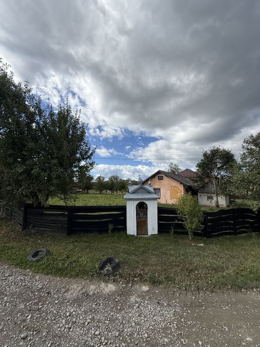 Продам будинок у затишному селищі міського типу, центр селища, поблизу школа та ліс, магазини.