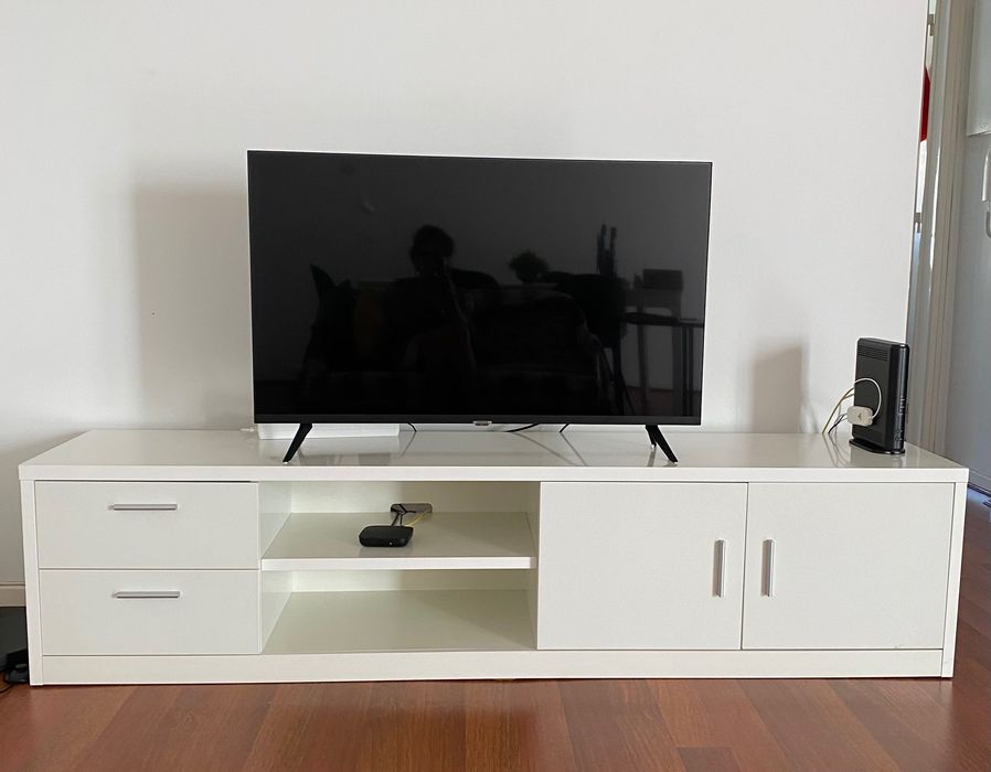 Rack branco para TV da Ikea