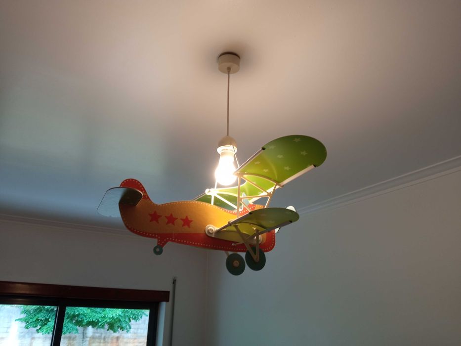 Candeeiro para quarto de criança, em forma de avião