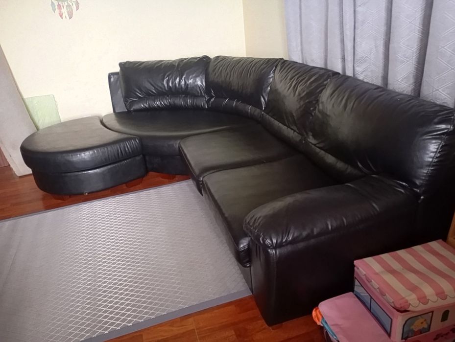 Sofá grande preto resistente