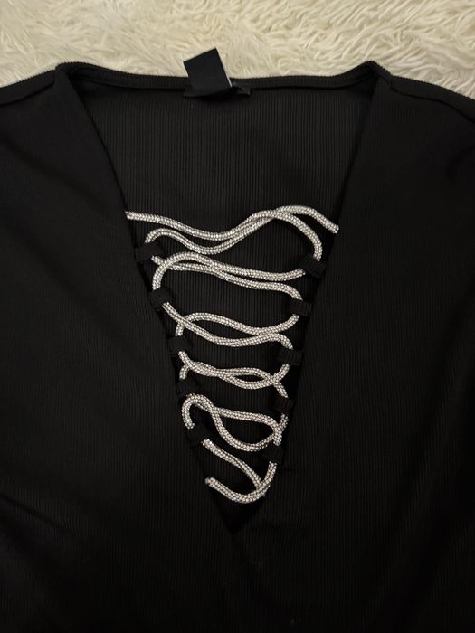 Чорний божі з красивим декольте