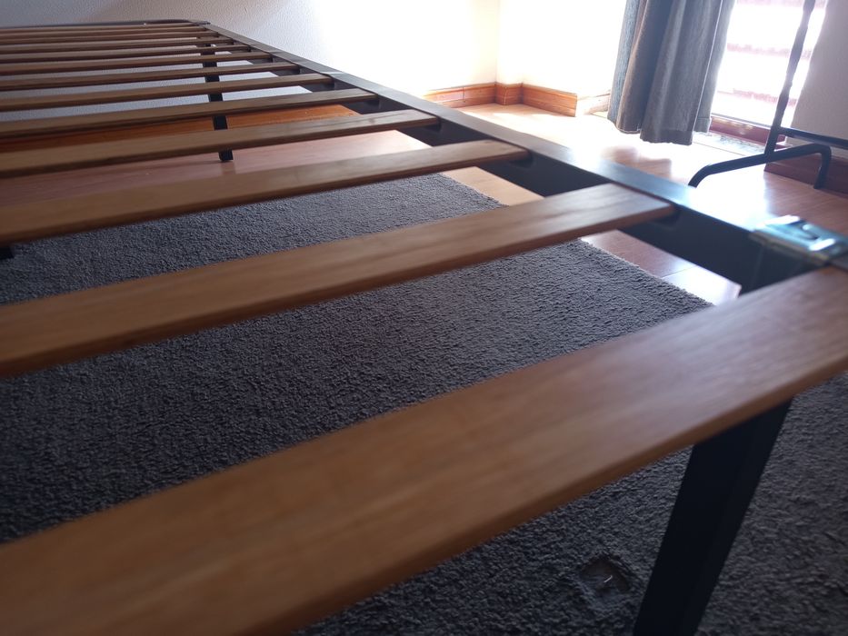 Estrado de cama com pés e colchão