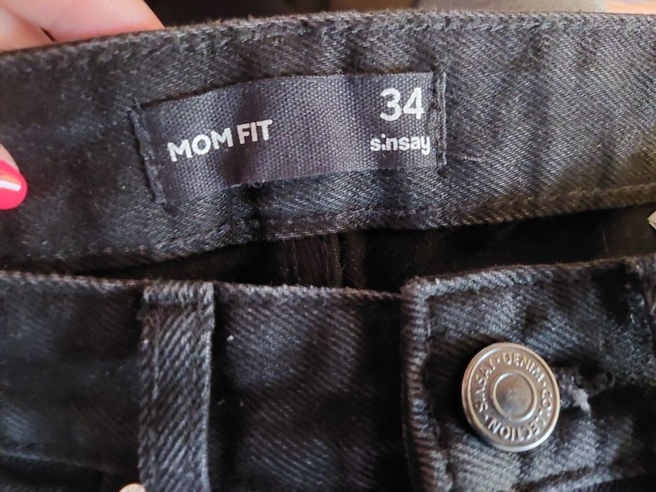 Czarne spodnie mom fit sinsay