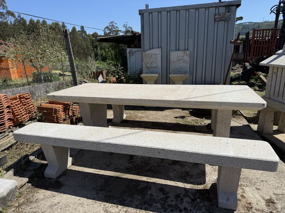 Mesa e bancos em Pedra