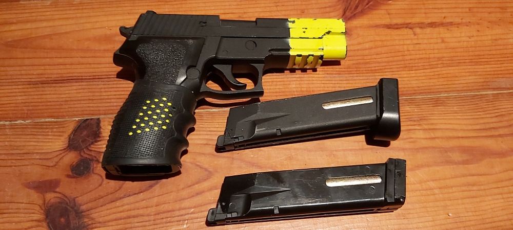SIG P226 CO2 com dois carregadores