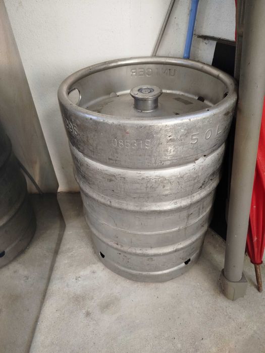 Vendo dois barris 50 Lts de cerveja. 30 € cada