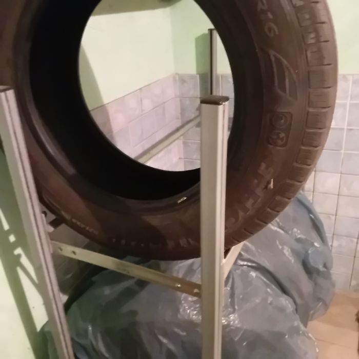 Stelaż na 8 opon. Solidny, metalowy.